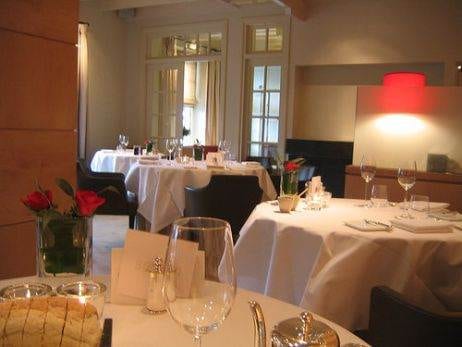 Keywords: restaurant, white tablecloths

Description (modified): A white tablecloth restaurant.