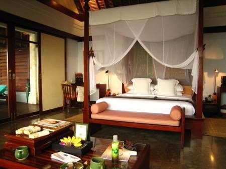 Keywords: serene atmosphere, Banyan Tree Bintan
Modified Description: Indulge yourself into the serene atmosphere of Banyan Tree Bintan's bedroom with a four poster bed and