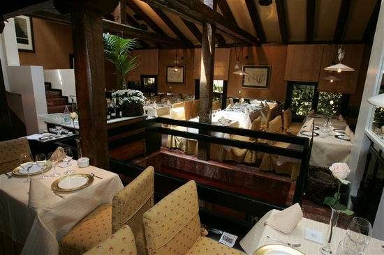 El Amparo, an affordable yet luxurious restaurant with wooden tables and chairs.