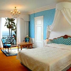 A Mediterranean atmosphere sways away the indoor atmosphere of Hotel Negresco, offering luxurious beds in each room.