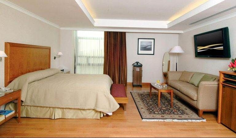 Hotel Oro Verde offers a perfect family getaway in Guayaquil, featuring a comfortable hotel room with a bed, couch, and television.