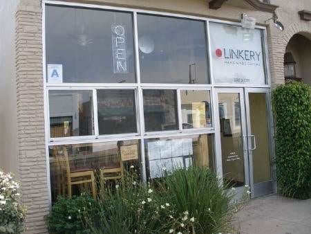 The front of Scruffy North Park restaurant with table and chairs.