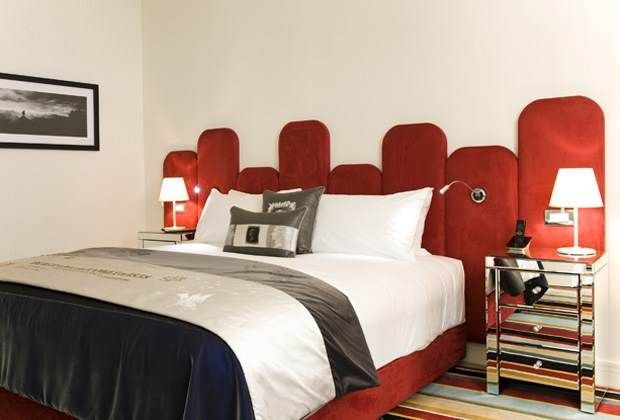 A bed or beds in a room at the London hotel, Hotel DeBrett – unmatched!
