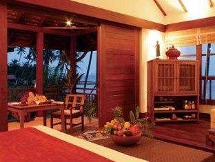 A secluded Thai-style bedroom with a bed and a view of the ocean in Napasai.