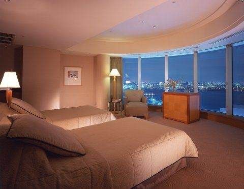 Tranquil atmosphere of Pacific Ocean influences Pan Pacific Yokohama Bay Hotel's city view bedroom.