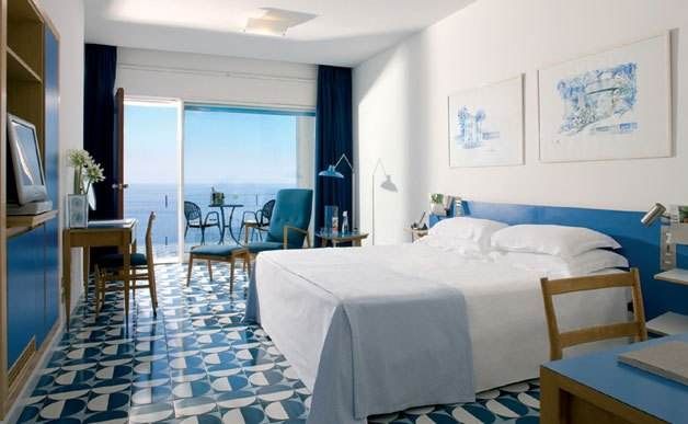 A Seaside paradise bedroom with a view of the ocean.