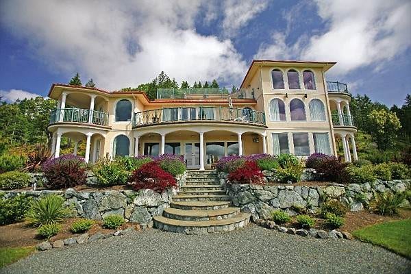 Keywords: hotel, building

Modified description: The hotel building.