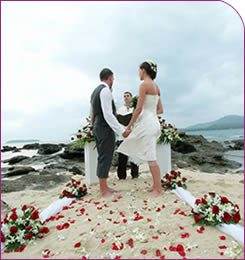 A lavishing beach wedding in Phuket.
