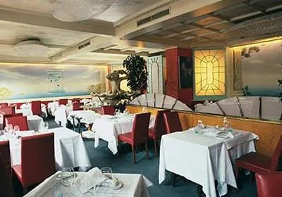 Keywords: restaurant, large mural