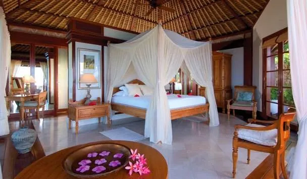 A room with a canopy bed on Fregate Island Private.
