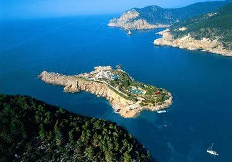 An aerial view of Isla de sa Ferradura, a Spanish island in the middle of the ocean.