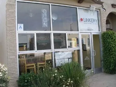 The front of Scruffy North Park restaurant with table and chairs.