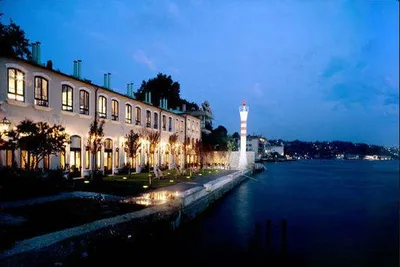 The hotel building, Sumahan on the Water, is located with pleasure and elegance.