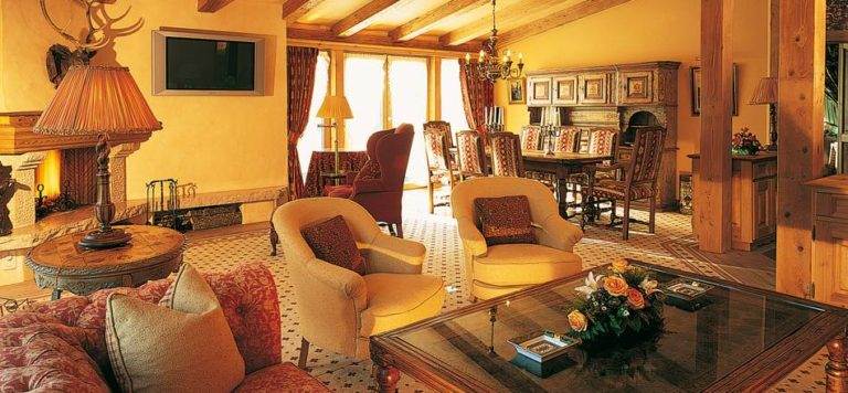 A living room with furniture and a fireplace in the land of heavenly beauty.